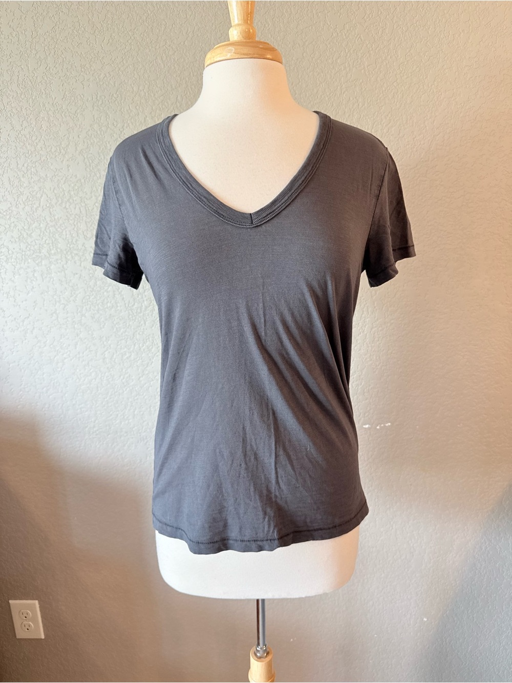 Universal Thread Charcoal Gray V-Neck Slub T-Shirt Small